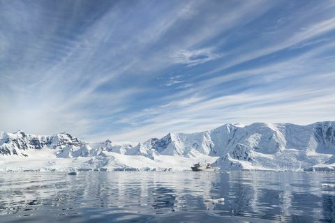 Un buque de investigación polar en la Antártida