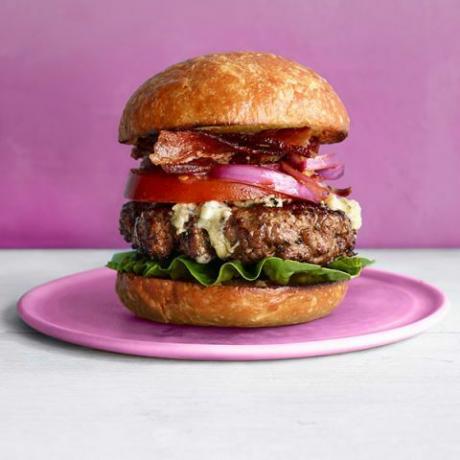 hamburguesa de tocino con queso azul y cebolla balsámica