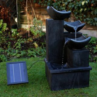 Fuente de agua con efecto de pizarra en cascada solar Gardenwize