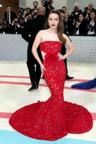 nueva york, nueva york el 01 de mayo kaitlyn dever asiste a la gala met 2023 celebrando karl lagerfeld una línea de belleza en el museo metropolitano de arte el 1 de mayo de 2023 en la ciudad de nueva york foto de jeff kravitzfilmmagia