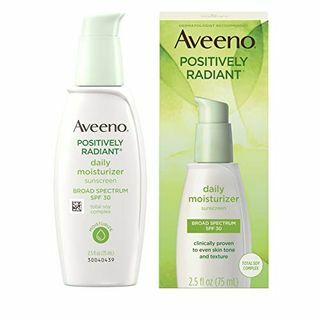 Hidratante facial diario Positively Radiant de Aveeno 