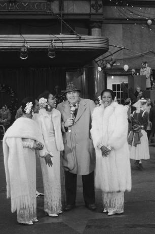 willard scott entrevista al elenco de las chicas de ensueño de broadway en el desfile del día de acción de gracias de macy's 1982